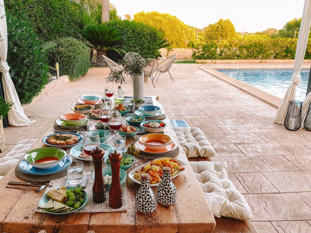 Mesa servida junto a la piscina