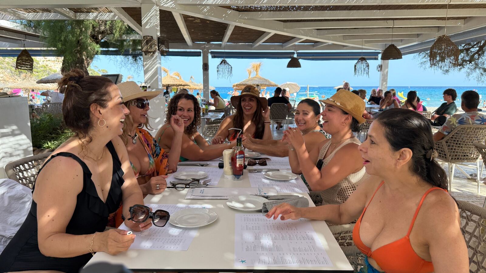 Almuerzo del grupo junto al mar en Mallorca